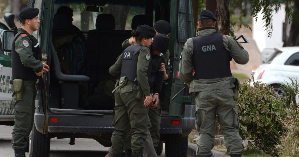 INTELIGENCIA- Los gendarmes trasladaron a Rago a su base Hay un celular y tareas preliminares con un objetivo inequívoco- sacar del anonimato a 3 o 4 socios que sudan la gota gorda y rezan por la lealtad del detenido