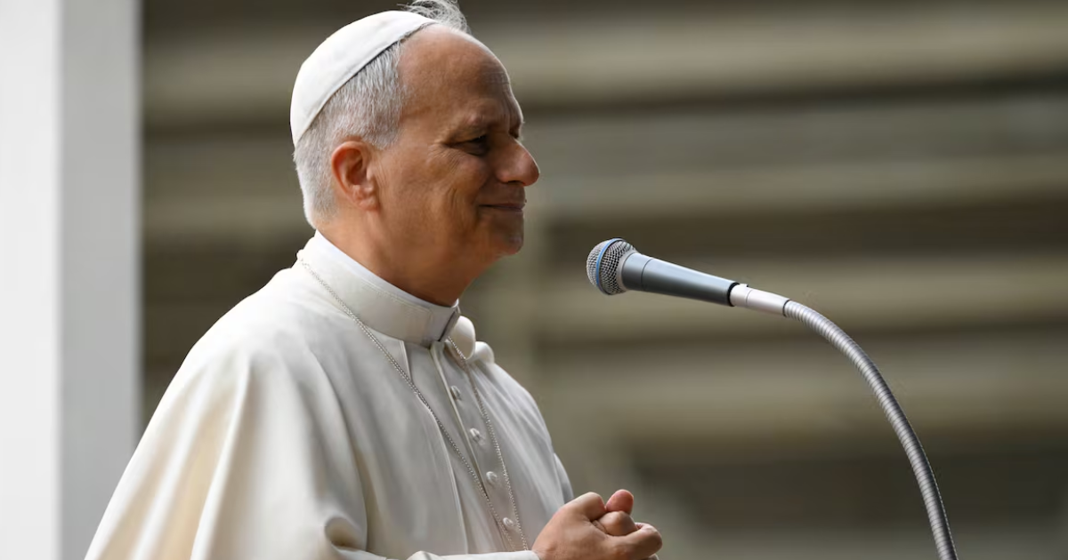 El Papa León XIV dirigiéndose a los peregrinos reunidos en la Plaza de San Pedro (Foto- AFP)