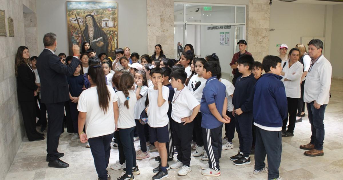 Estudiantes de la escuela Rauacutel  Alfonsiacuten visitaron la sede del Poder Judicial