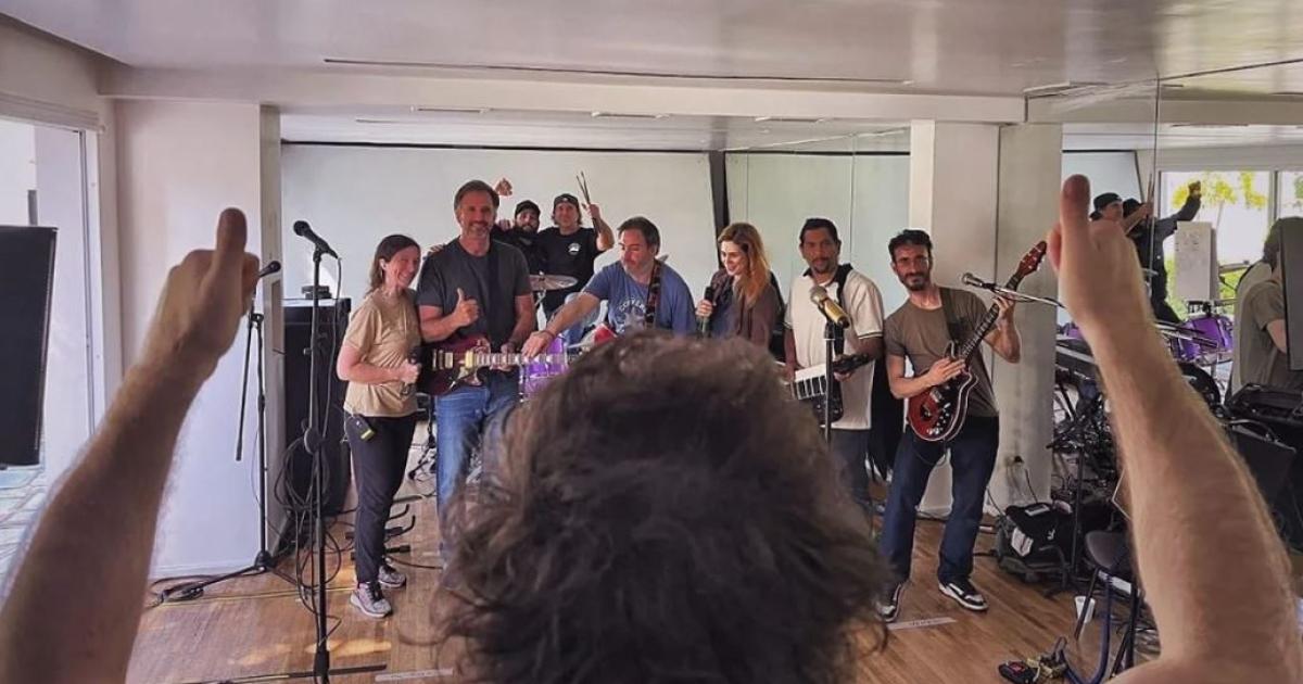 Javier Milei junto a una banda de msica - Foto- X