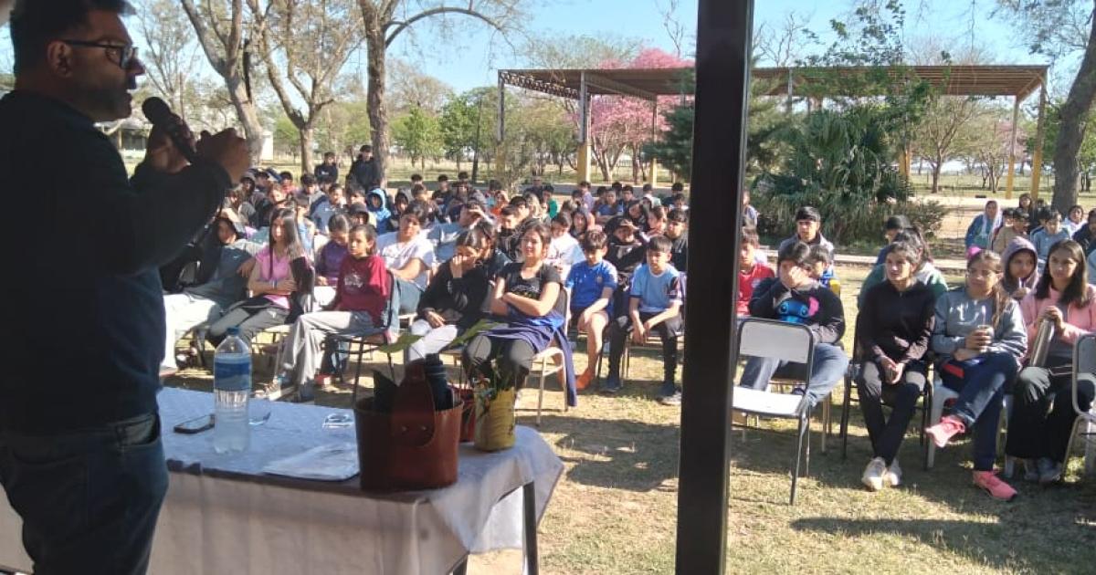 Sebastiaacuten Mascherano visitoacute los colegios de Los Juriacutees