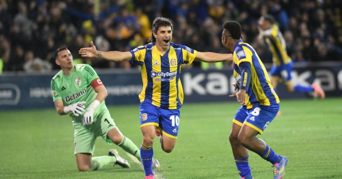 Con un hombre menos River cayoacute frente a Rosario Central