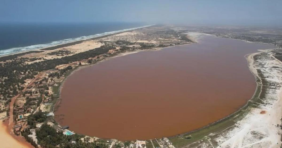 Senegal- el lago Retba vuelve a ser rosa gracias al crecimiento de algas saladas