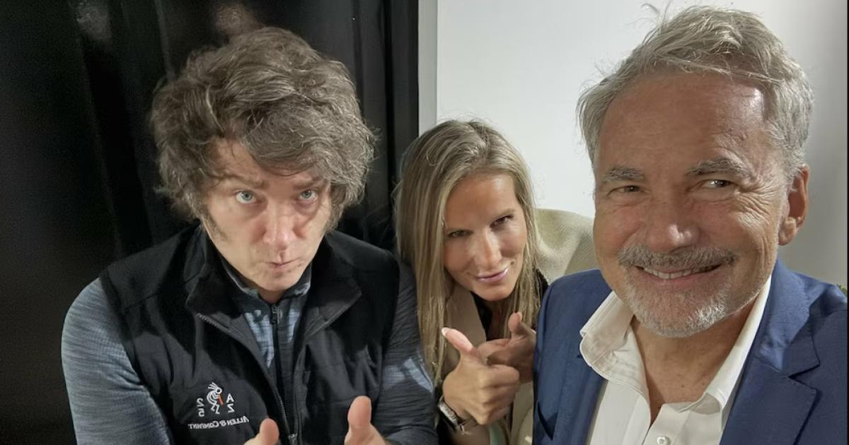 Empresario que cenoacute con Milei vaticina la dolarizacioacuten- El peso no es una moneda es una herida