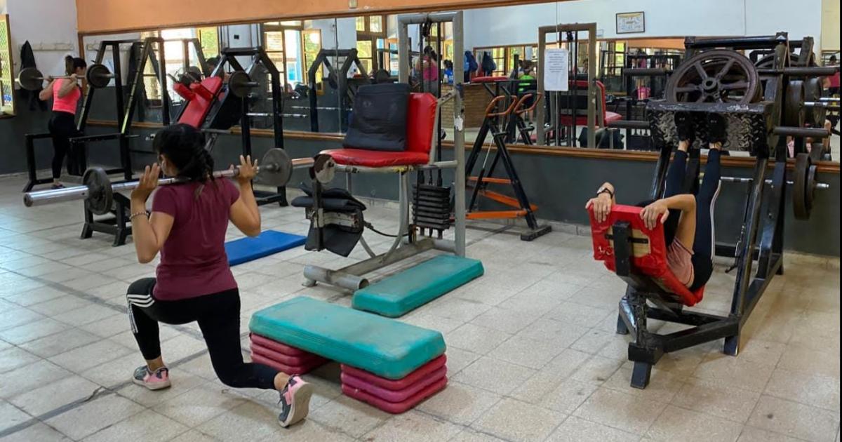 Dictaraacuten clases de crossfit en el Gimnasio Municipal bandentildeo