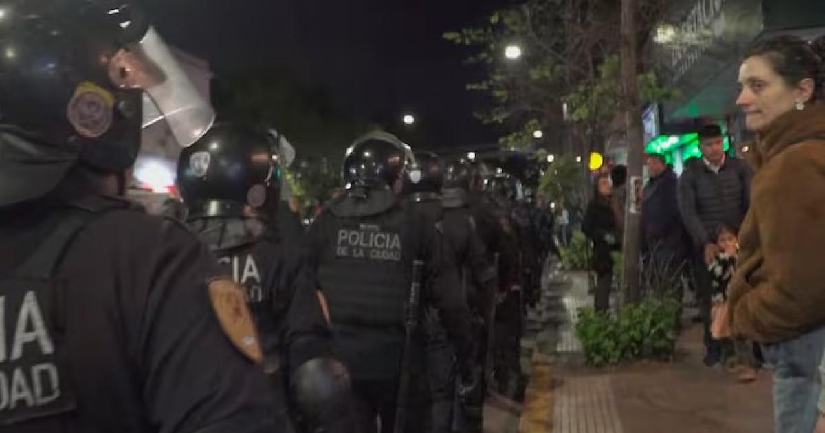 Incidentes afuera del estadio en la previa de la presentación del libro de Milei (Foto- Captura TN)