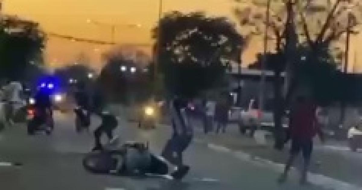 VIDEO  Brutal- se enfrentaron a machetazos y botellazos a la salida de un boliche