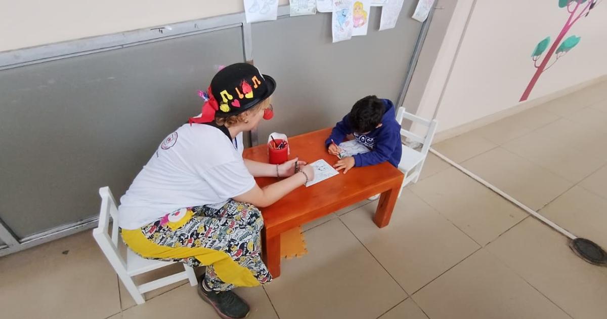 Los Payasos de Hospital llevan esperanza y alegriacutea a los pequentildeos pacientes del CISB