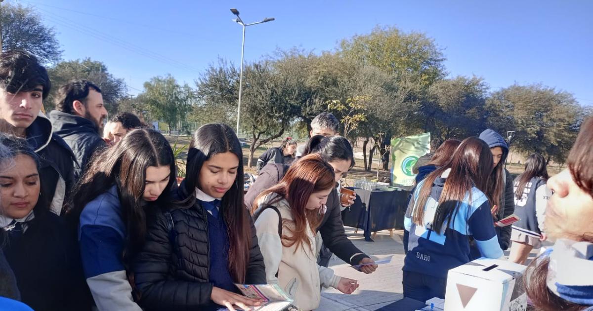 Se generan espacios informativos para que los jóvenes evacuen sus dudas