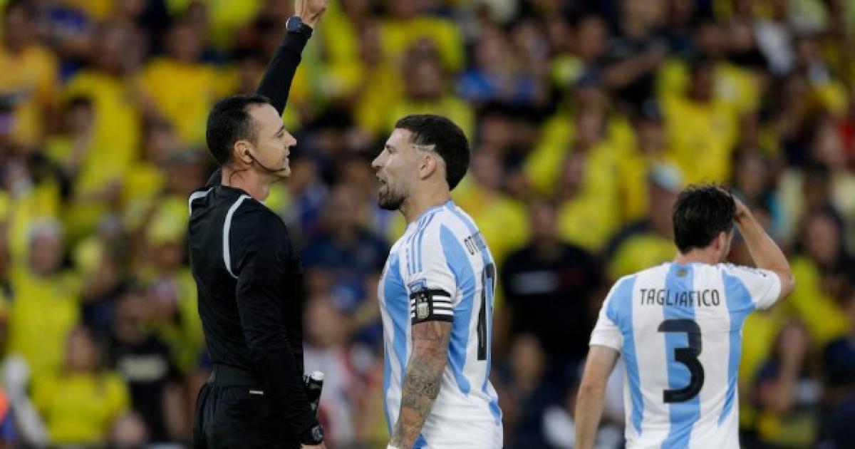 Pese a las protestas Wilmar Roldn expulsó a Nicols Otamendi que se perder el debut en la Copa del Mundo (REUTERSCristina Vega)