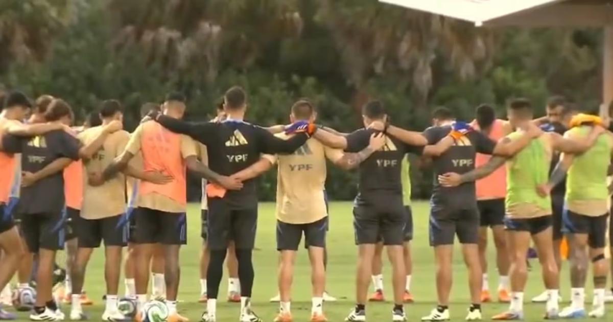 La Albiceleste le dijo adioacutes a Miguel Aacutengel Russo con un minuto de silencio