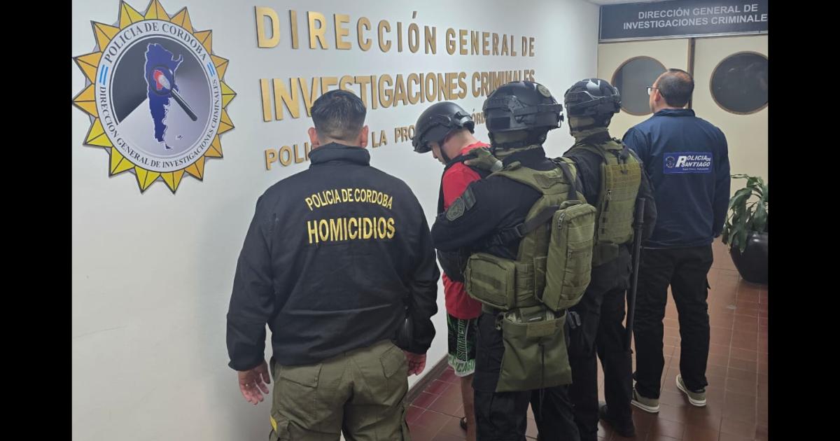 Megaoperativo- la Policiacutea santiaguentildea trajo de Coacuterdoba al acusado de un crimen que conmocionoacute en antildeo nuevo
