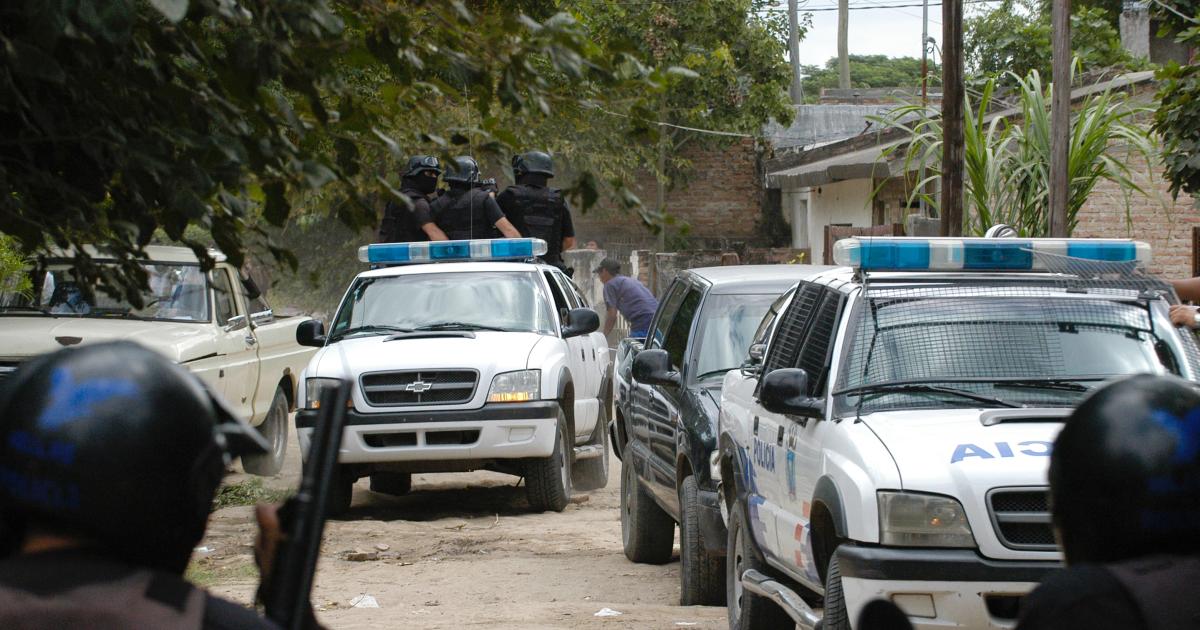 Casi linchan vecinos a sujeto por manosear a una nintildea en su casa