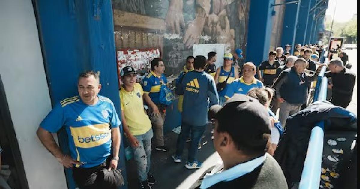 Hinchas llegan al estadio para despedir al director técnico (Foto- Todo Noticias)