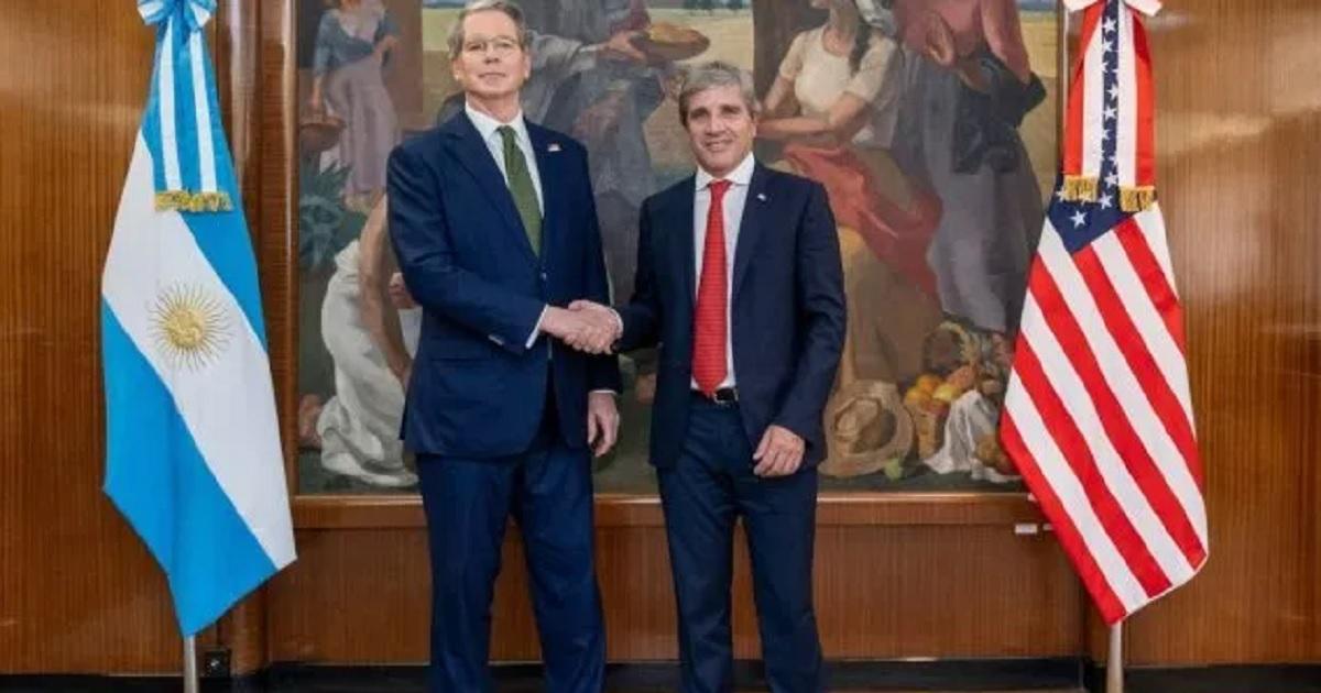 Caputo y Bausili regresan al país tras cerrar en Washington los detalles del salvataje de Estados Unidos -- Foto- Ámbito Financiero