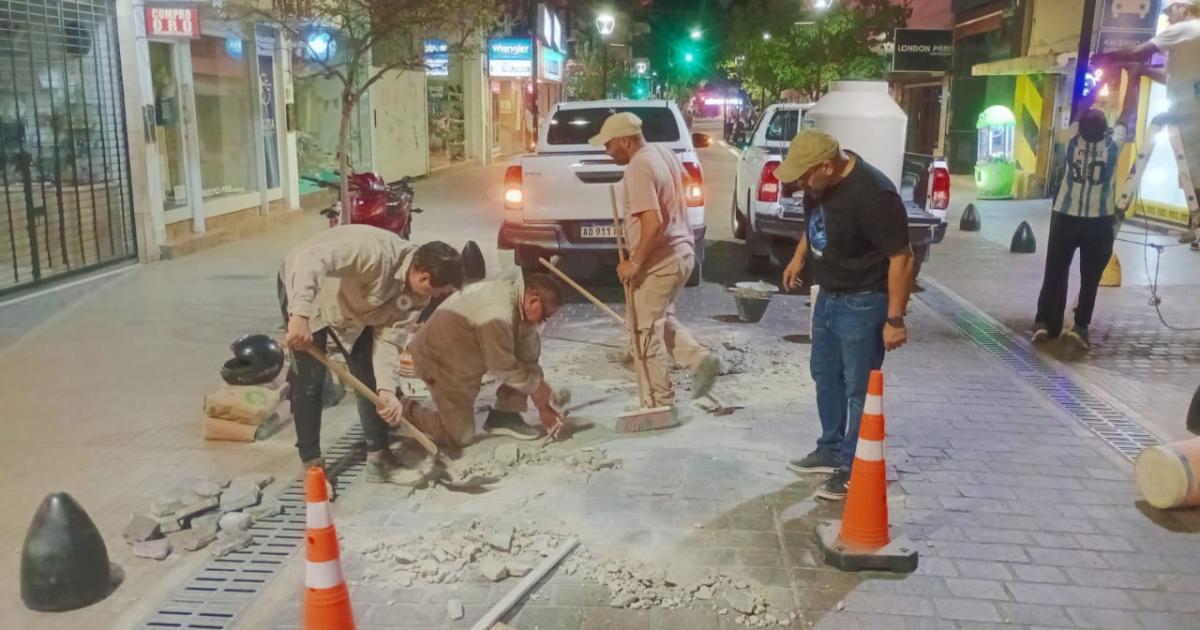 Obras Puacuteblicas trabajoacute en horario nocturno para el mantenimiento de semipeatonales