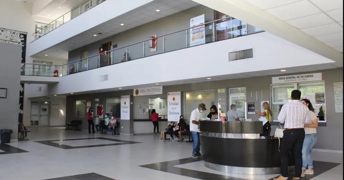 Policiacutea que a golpes le causoacute un aborto a su ex seguiraacute detenido