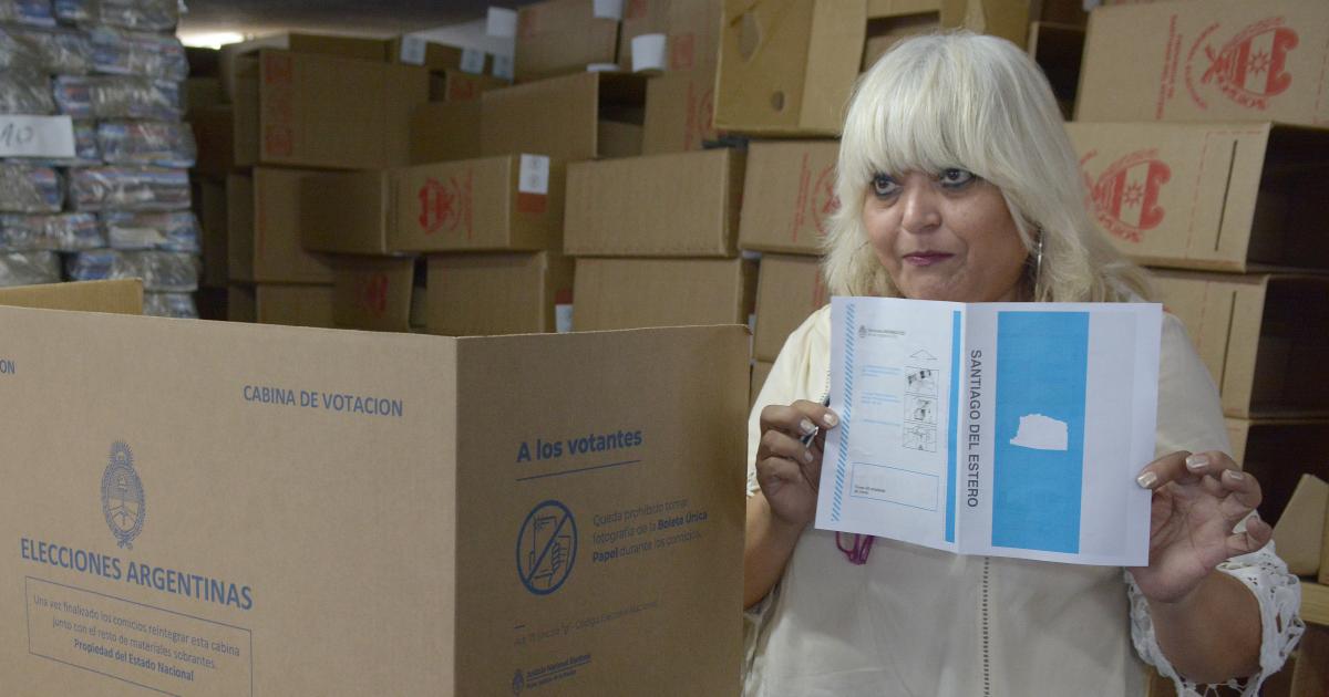 Con la BUP que me entrega el presidente de mesa y que lleva su firma el votante va detrs del biombo Allí marca con una lapicera una X en la fuerza que elija en cada categoría Luego a la BUP la dobla hacia adentro y la deposita en la urna