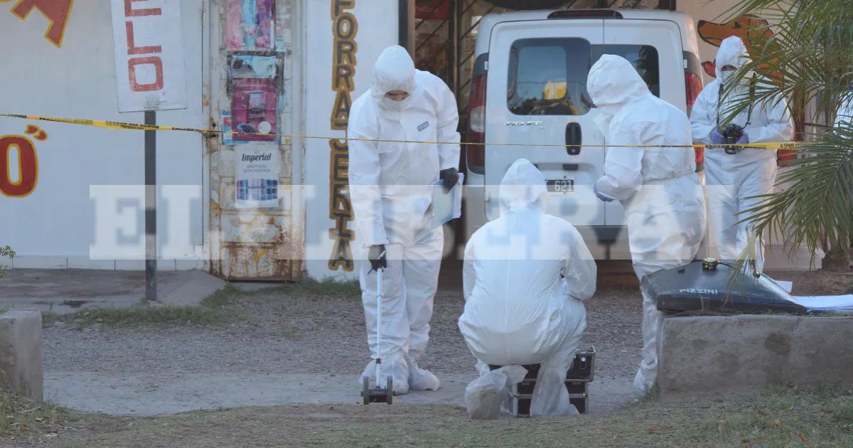 Trabaja el fiscal de turno Dr Nicols Santilln acompañado por peritos de la División Criminalística y el médico forense Fotos- Daniel Pérez