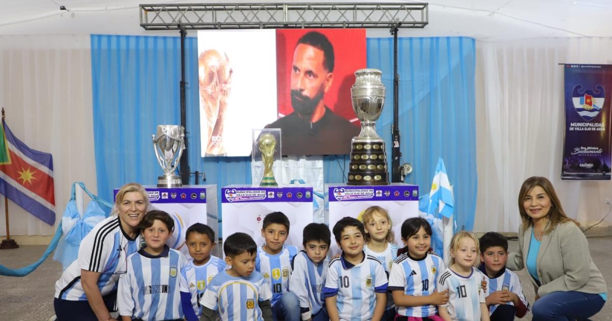 Ojo de Agua vivioacute un diacutea histoacuterico con la visita de las Copas de la Seleccioacuten Argentina