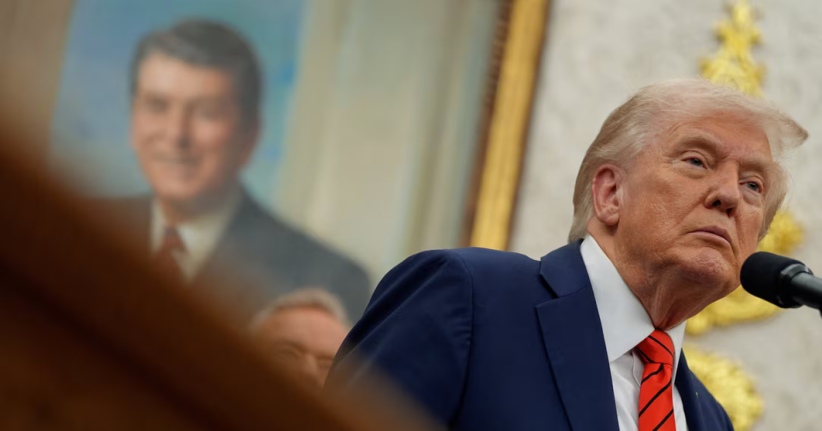 Escala la guerra comercial- Trump anuncia aranceles del 100-en-porciento- a productos chinos