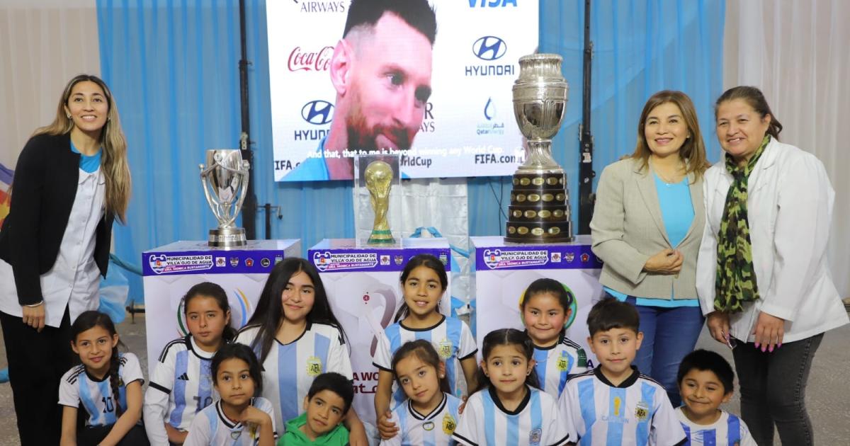 Ojo de Agua vivioacute un diacutea histoacuterico con la visita de las Copas de la Seleccioacuten Argentina