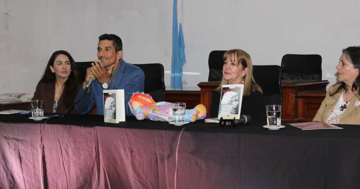 Escritora bandentildea Mary Escantildeuela presentoacute su libro La Loca del Pueblo