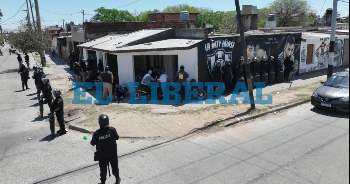 Duro golpe al narcomenudeo en el barrio Sarmiento- cinco detenidos droga y millones en efectivo