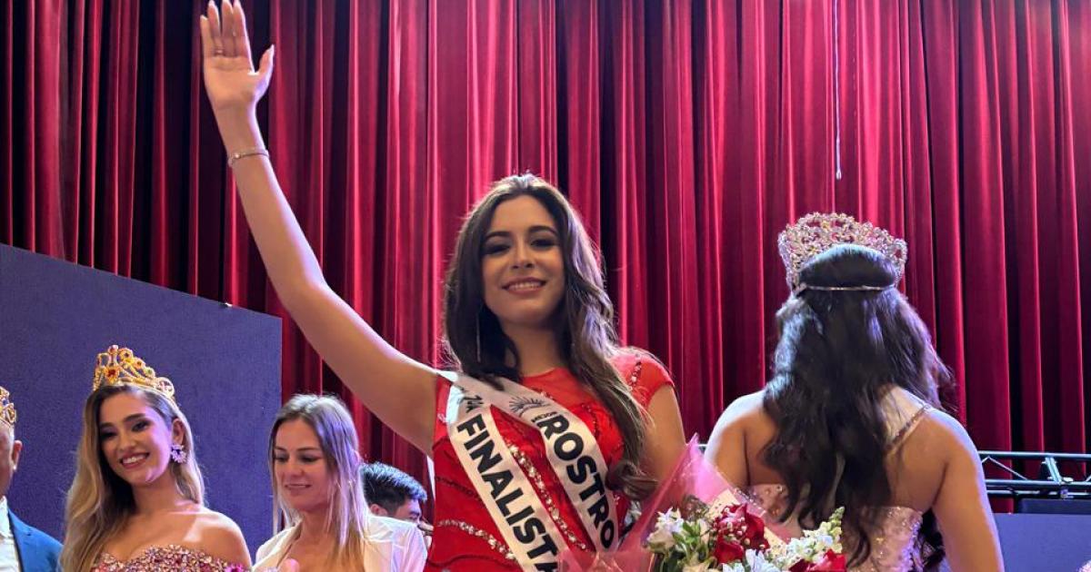 Eugenia Romina Cisneros tiene 22 años es modelo trabajadora social acompañante terapéutica y presidenta de una asociación civil Estudia la Licenciatura en Trabajo Social