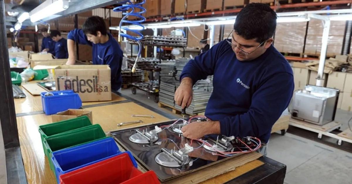 DATO A mayo hay 10110 millones de asalariados registrados (sectores privado y pblico tarea en casas particulares)