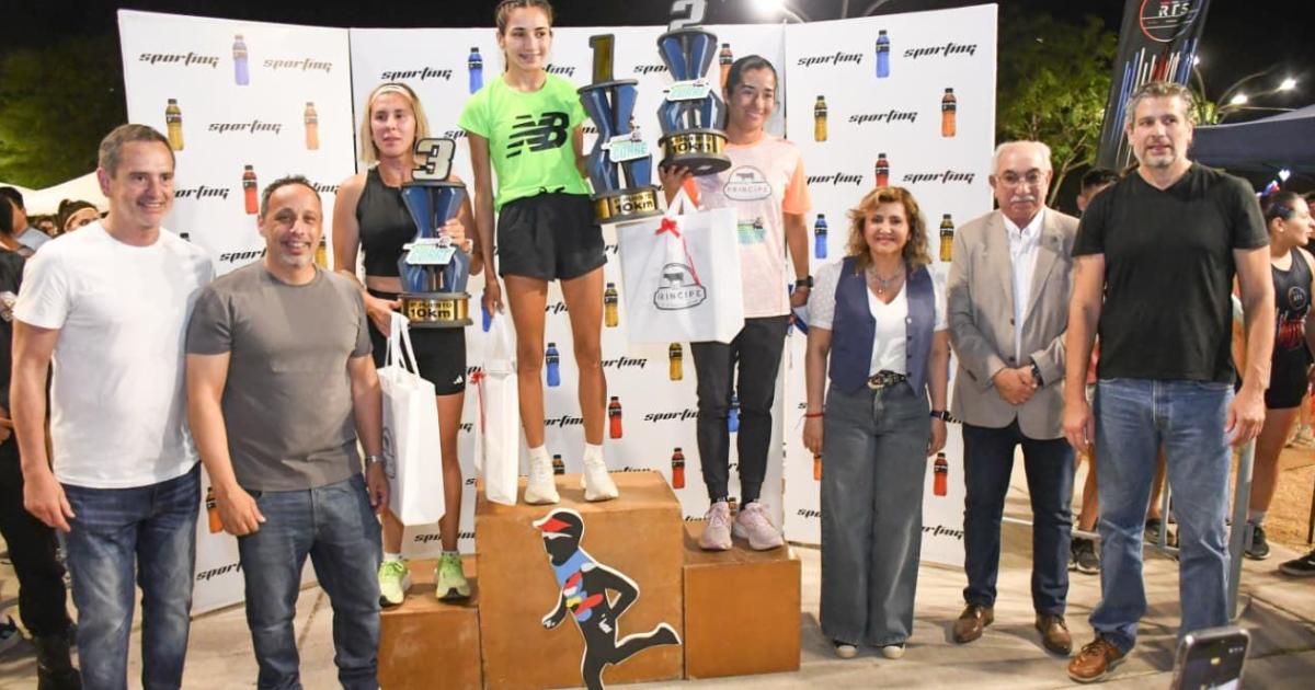 Fuentes y Dapello premiaron a los ganadores de la maratón nocturna la Ciudad Corre