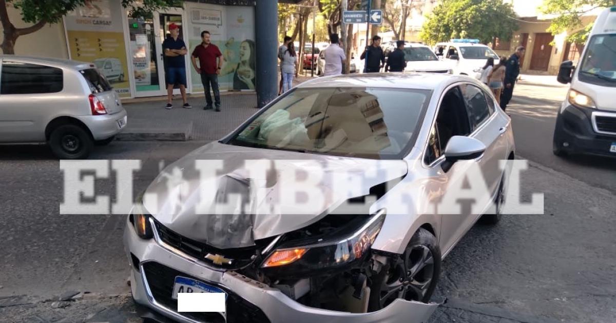 Perdió el control del vehículo y terminó chocando contra un poste de luz - Foto- El Liberal