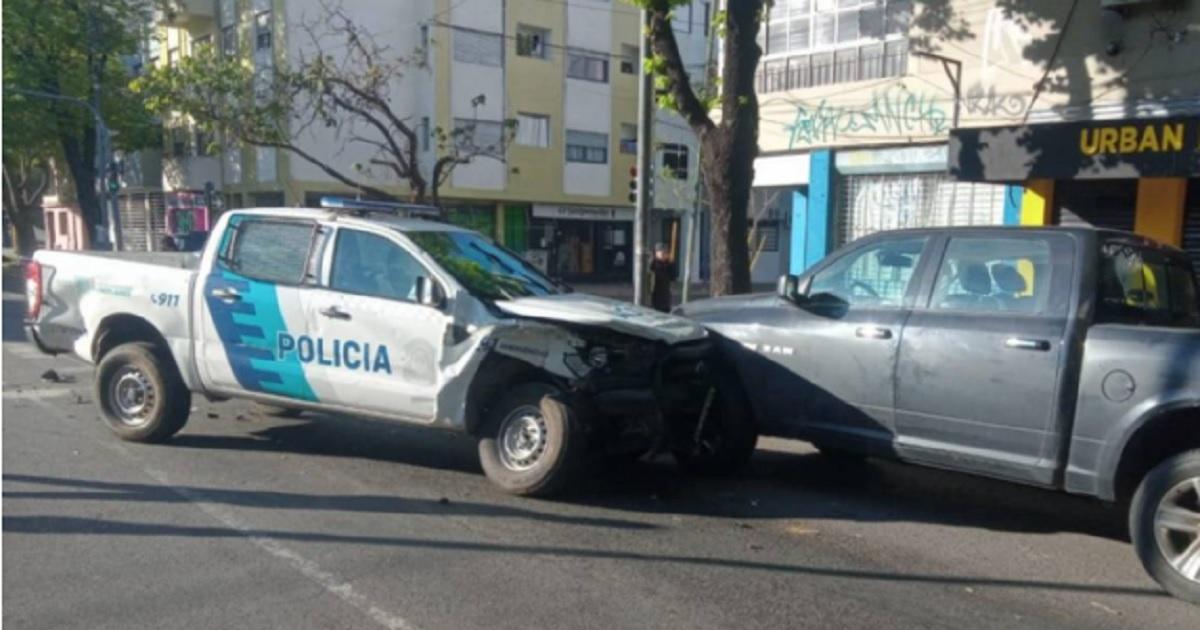 Persecución en el centro terminó con un choque entre un patrullero y una camioneta estacionada - Foto- El Día