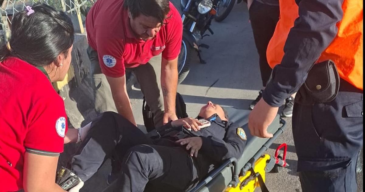 Una funcionaria policial resultoacute lesionada tras derrapar con su moto en avenida Lugones