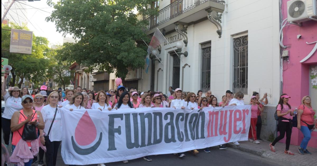 FOTOS- Por la concientizacioacuten del caacutencer de mama se realizoacute la Caminata Saludable