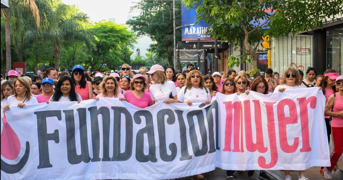 Fuentes participoacute de la caminata por la prevencioacuten del caacutencer de mama organizado por la Fundacioacuten Mujer 