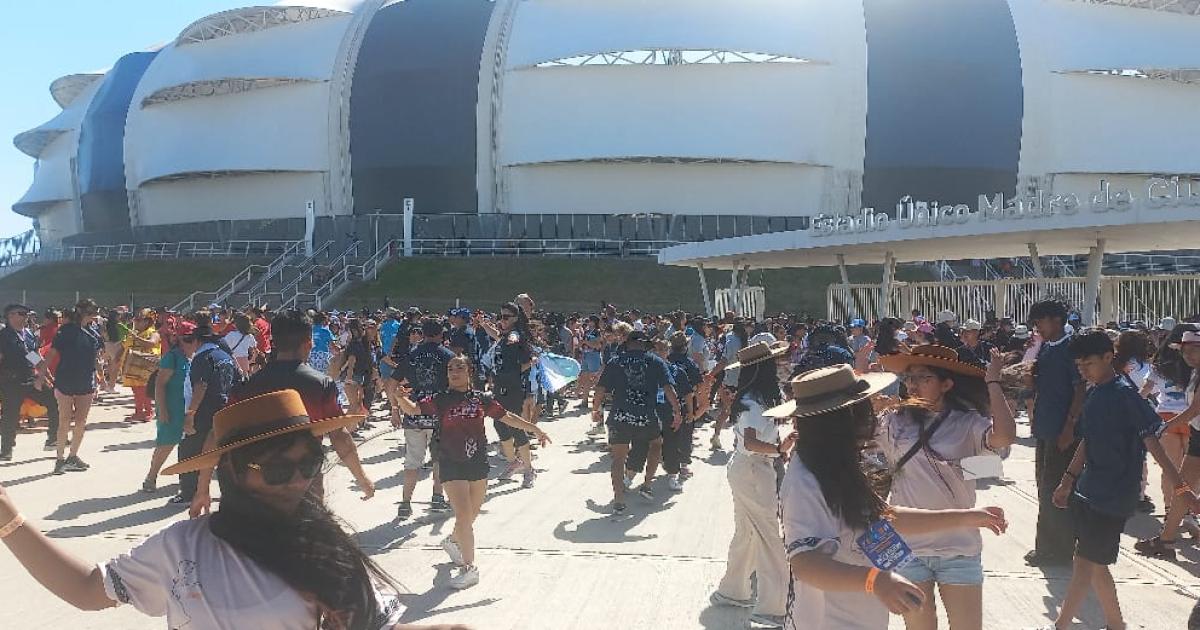 El Festival Internacional de Folklore Ashpa Suacutemaj visitoacute la Madre de Ciudades 