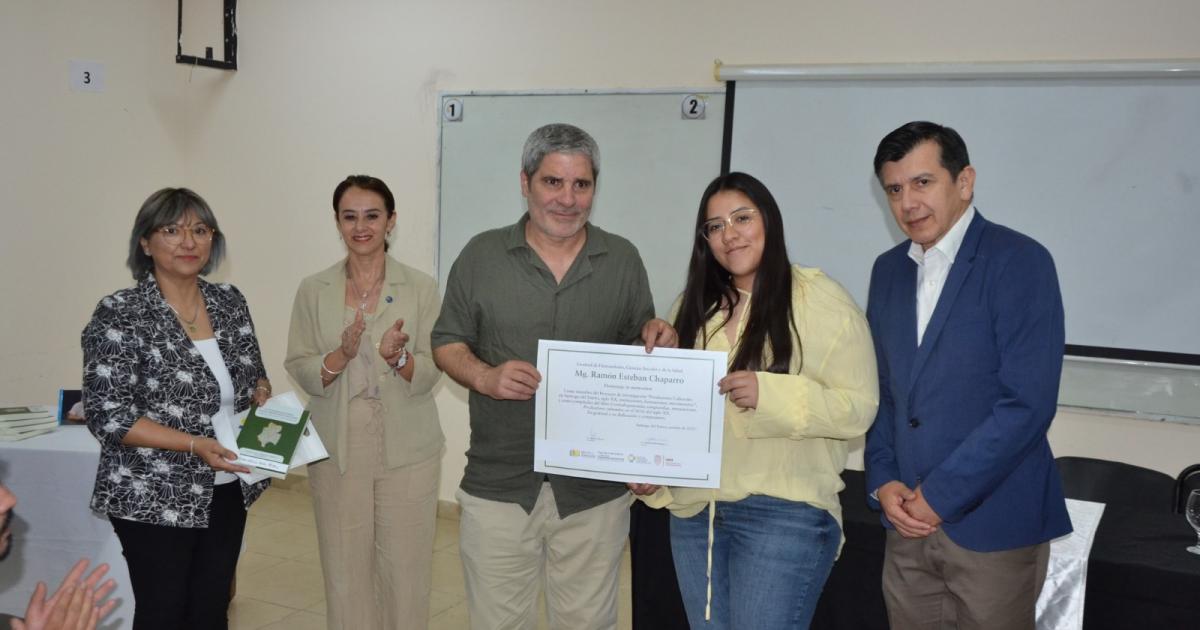 Emotiva presentacioacuten de libro y homenaje al  profesor Ramoacuten Chaparro en Humanidades