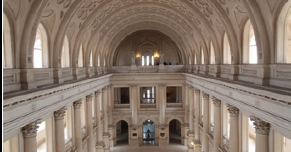 Al fondo la tumba de Vélez Sarsfield