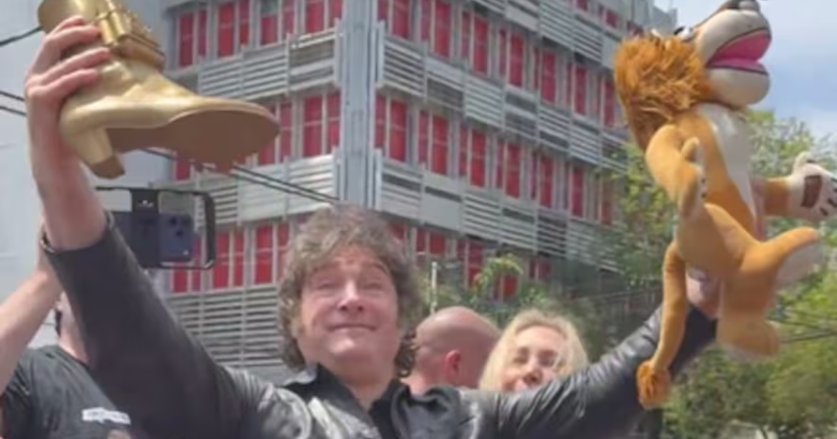 Milei junto al zapato con tobillera como burla a la expresidenta