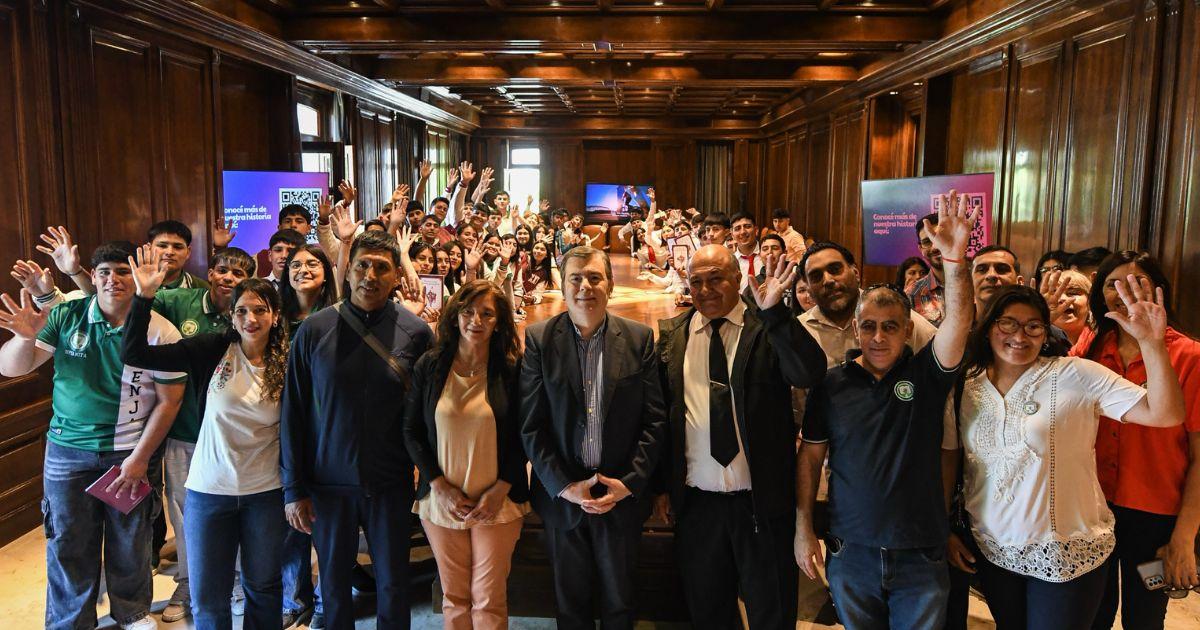 El gobernador recibioacute a alumnos de cuatro establecimientos de los departamentos Capital y Banda