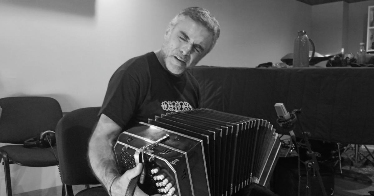 Walter Hidalgo presenta en puacuteblico su disco Ave Feacutenix