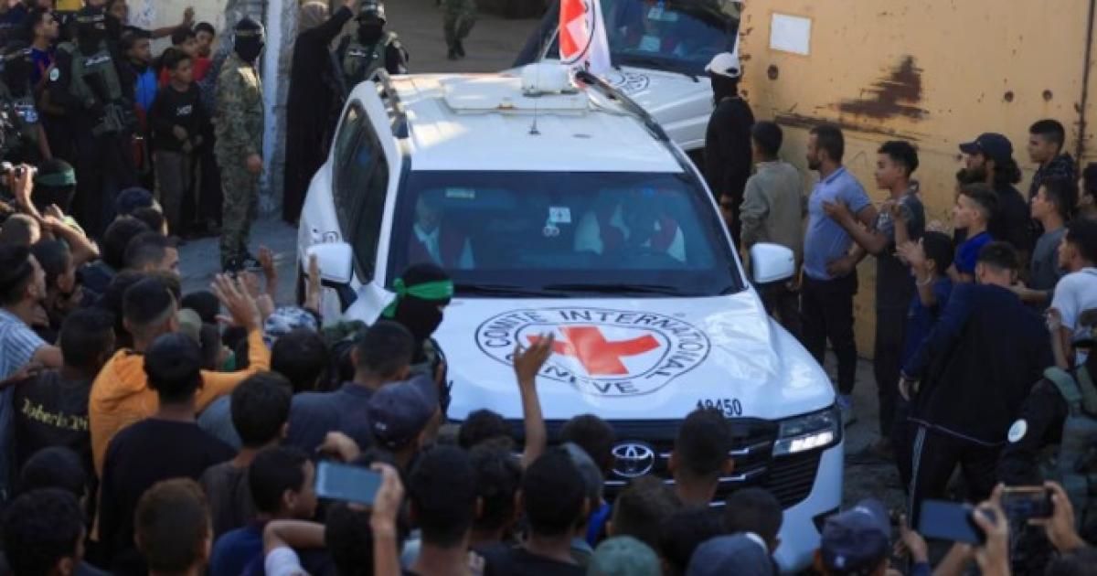 Vehículos de la Cruz Roja transportan rehenes retenidos en Gaza (Foto- REUTERSDawoud Abu Alkas)