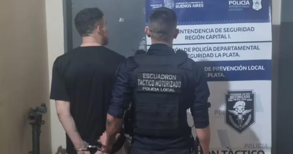 Dos hombres acuchillaron a otro para robarle el celular y fueron detenidos