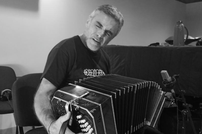 Walter Hidalgo presenta en puacuteblico su disco Ave Feacutenix