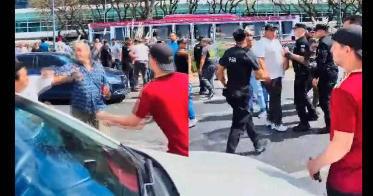 VIDEO  Taxistas y choferes de app se agarraron a las pintildeas por el robo de pasajeros