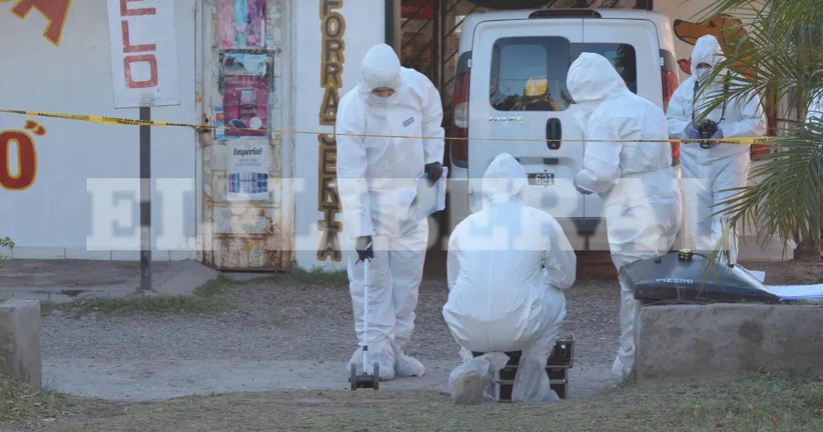 Trabajó en el lugar del hecho el fiscal de turno Dr Nicols Santilln acompañado por peritos de la División Criminalística y el médico forense Fotos- Daniel Pérez