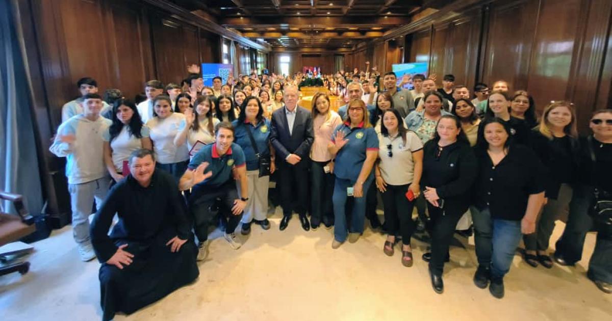 El jefe de Gabinete recibioacute a estudiantes de los departamentos Capital Robles Ibarra y Choya