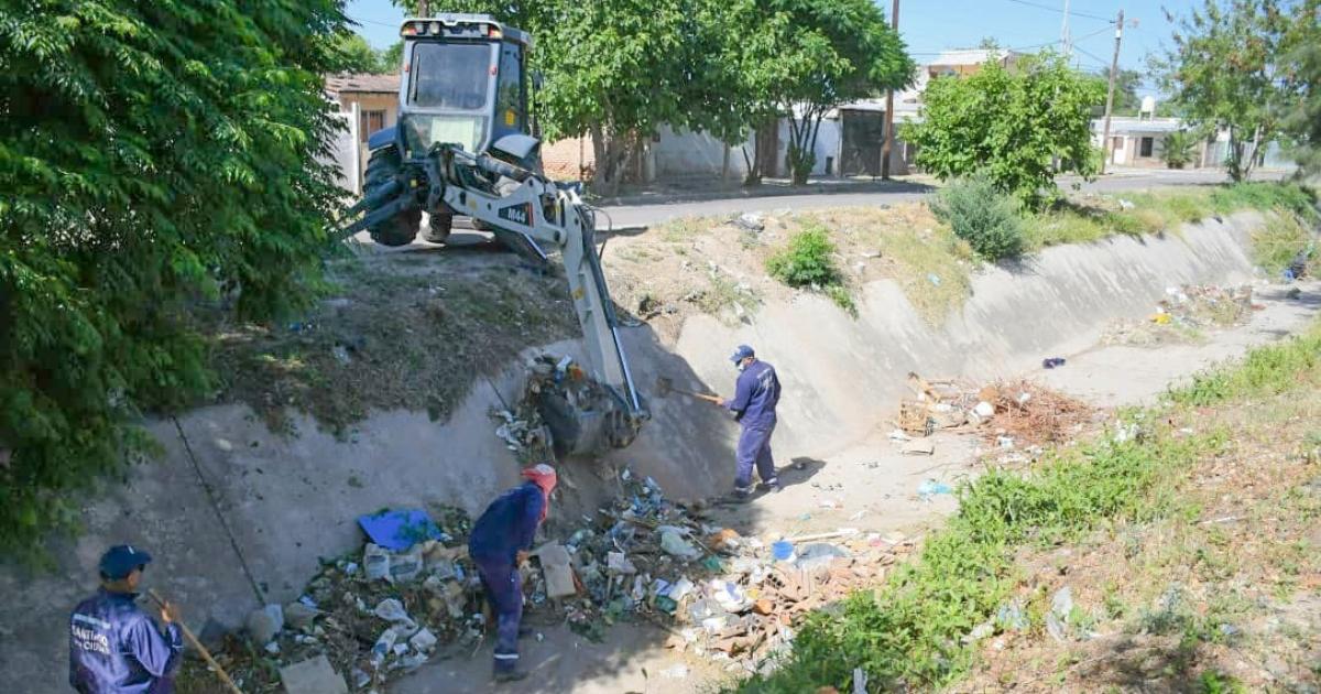 Obras Puacuteblicas trabaja en la limpieza de cuatro desaguumles pluviales 