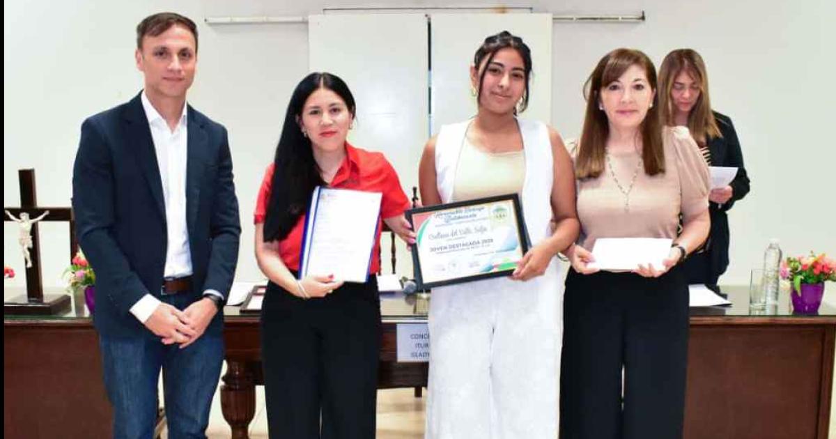 El Concejo Deliberante de Fernaacutendez distinguioacute a Joacutevenes Destacados